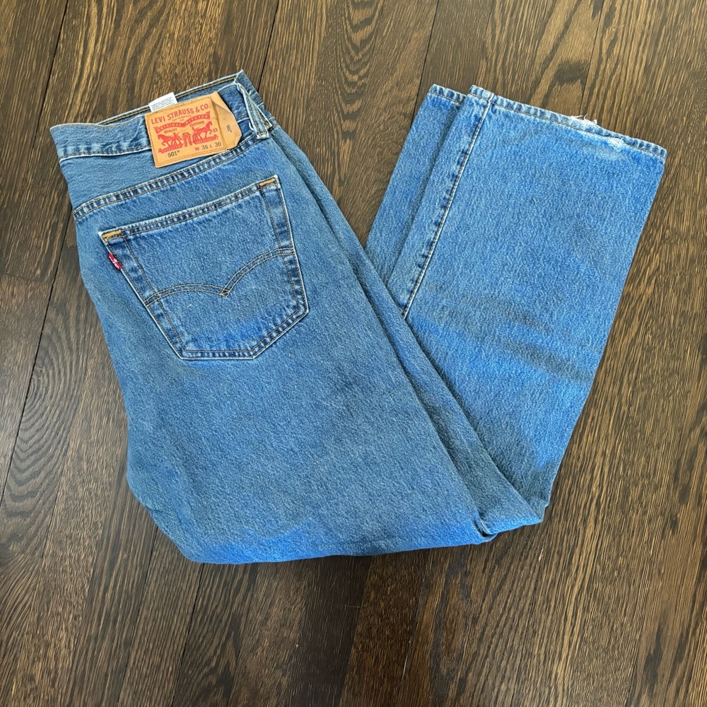 Levi’s 501 Jeans Mens 36x30 Blue Medium Wash Straight Leg Button